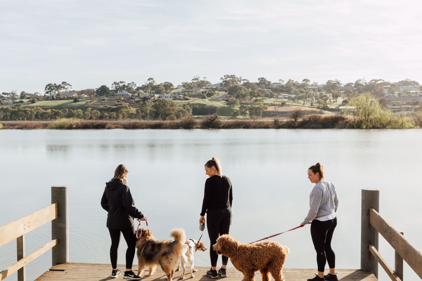 girls-on-wharf