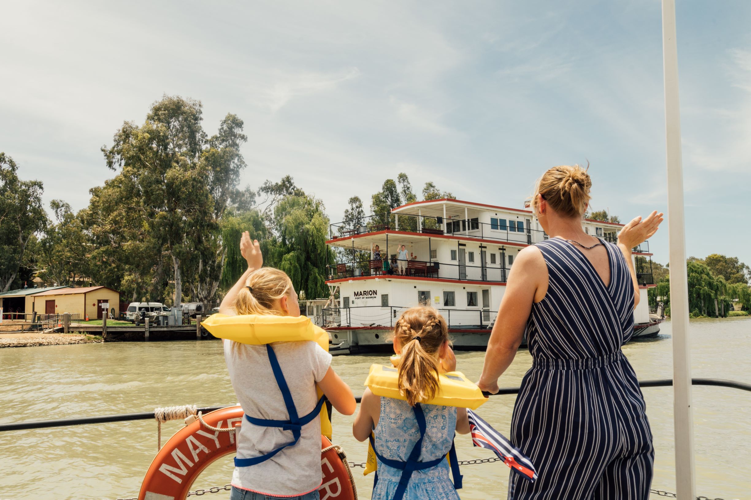 waving-to-ps-marion-ps-mayflower-mannum